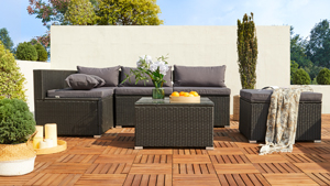 Loungemöbel stehen auf einer Terrasse mit einem Boden aus Holz-Klickfliesen